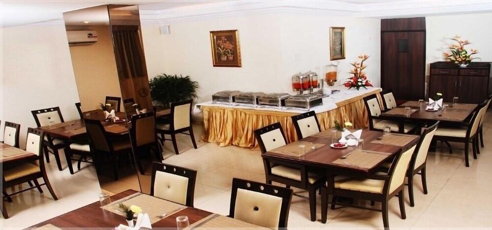 The Chevron Hotel Bangalore Exterior photo